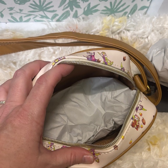 Loungefly Cream and Brown Chip N Dale Crossbody Bag - Picture 4 of 5